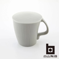 一個淺灰色的陶瓷馬克杯，杯身帶有垂直的凹槽紋理，並配有同色系的蓋子和把手。