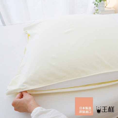 淺黃色雙面BIG夢枕，表面平整，拉鍊處可見白色內裡。