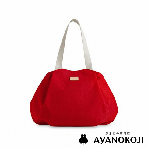 紅色Sarei機能布兩用口金托特包，左側有一個淺色小標籤，上方有品牌標誌及日文，下方則有AYANOKOJI的品牌名稱