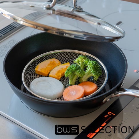 bws SELECTION 品牌旗下的可拆式不鏽鋼圓型簡約萬用瀝水盤，裝著切塊的南瓜、花椰菜、洋蔥和紅蘿蔔，放在鍋中準備蒸煮。