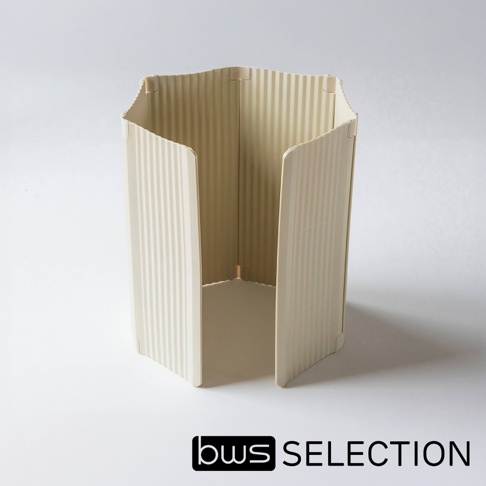 淺米色六片式摺疊隔板，由塑膠材質製成，表面帶有垂直細紋，用於IH爐烹飪時防止油污濺出。