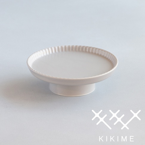 koudai 美濃燒高腳平盤 M，淺灰色，陶瓷材質，盤緣有細緻的放射狀紋路，底部為圓柱形支架。