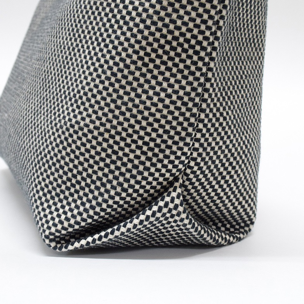 三河木綿刺子織經典托特包，深藍色與米白色小格子圖案，材質為棉質刺子織布，包體呈現立體方形。