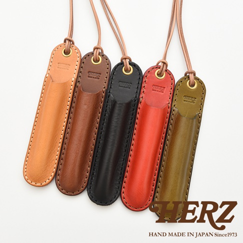 五款不同顏色的皮革筆套，帶有掛繩，上面印有HERZ字樣和MADE IN JAPAN字樣