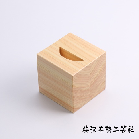 淺色木紋立方體面紙盒，頂部設有半月形開口，材質為天然檜木，呈現簡潔質樸的風格。