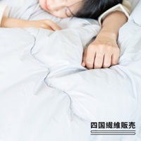 淺藍色雙人SOFAIR WARM+5℃無重力空氣暖被，表面光滑，有細緻的縫線，露出部分為女性的臉部和手臂。