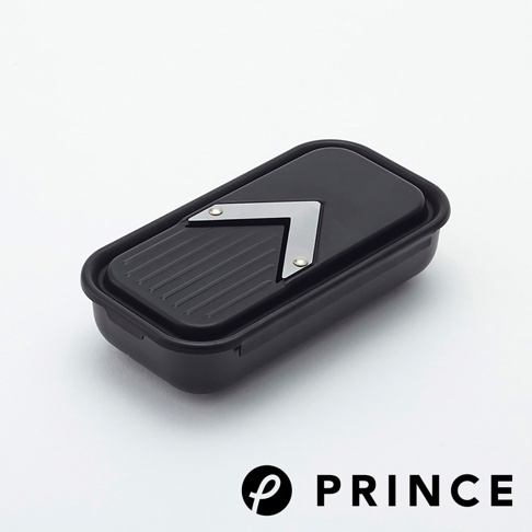 黑色塑膠磨泥切片兩用盒，盒蓋上設有 V 形金屬刀片及條紋狀磨泥板。