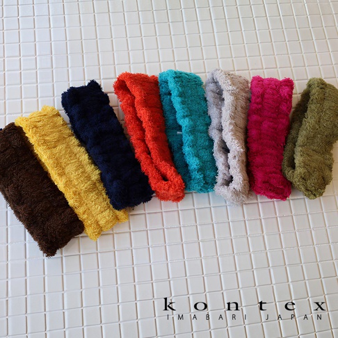 排成一列的八個今治銀離子抗菌髮帶，顏色從左到右分別為：深棕色、黃色、深藍色、亮橘色、青綠色、淺灰色、桃紅色、橄欖綠。髮帶材質蓬鬆柔軟，呈現細緻的絨毛感。