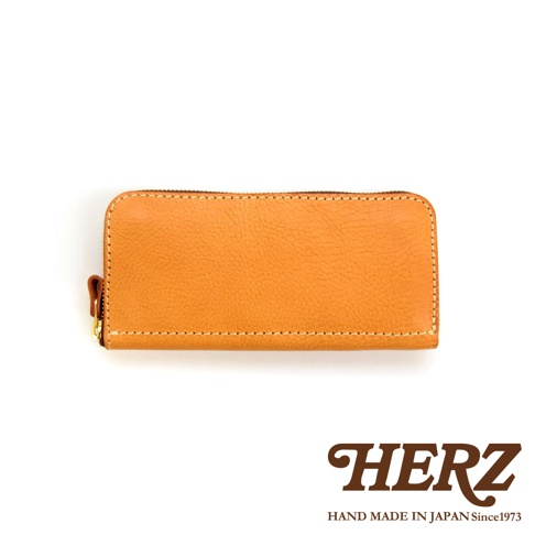 職人手作皮革經典拉鍊長夾 WL-58，採用質感棕色皮革，搭配黃銅色拉鍊與手工縫線，風格簡約經典。