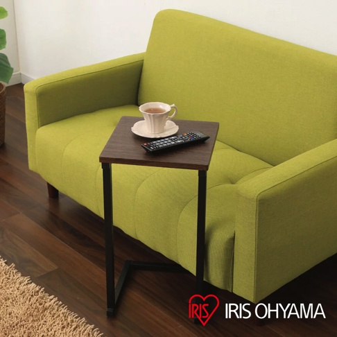 簡約時尚小邊桌 SDT-29，上方擺放著一個白色茶杯、碟子和遙控器。桌面為深木紋色，桌腳為黑色金屬材質。