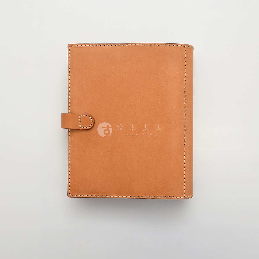 職人手作皮革A5手帳/記事本書套，淺棕色，帶有皮製鈕扣封口，四周以白色車縫線裝飾。