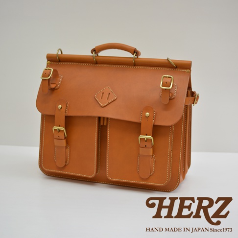 職人手作皮革旅行包 A-102，棕色，採用厚實皮革製成，配有黃銅色金屬扣環和縫線，設計經典，風格復古。