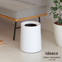 白色圓形家用垃圾桶，具有錐形設計，底部較寬，頂部較窄，開口為黑色。