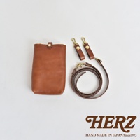 職人手作皮革手機包，顏色為棕褐色，附有兩條皮質背帶和黃銅金屬扣環。