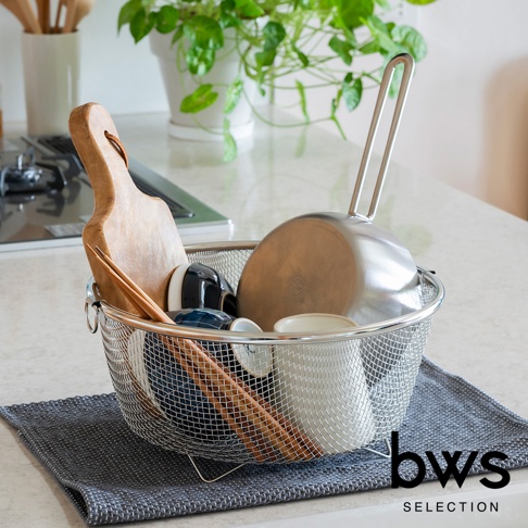 不鏽鋼圓型簡約瀝水籃，內裝有木質砧板、鍋子、碗盤及筷子，瀝水籃呈銀色金屬網狀，底部有支架。