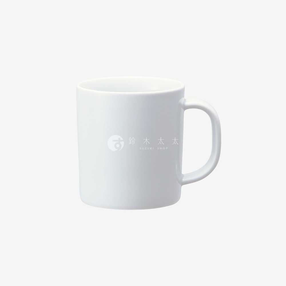 白色陶瓷馬克杯，帶有圓形把手，杯身上印有「す 鈴木太太 SUZUKI SHOP」的淺色標誌。