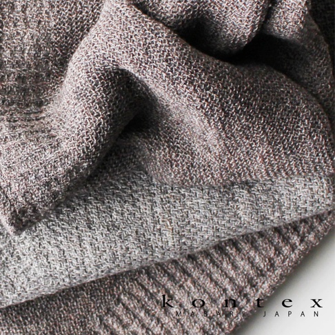 LANA針織風純棉浴巾，細緻的織紋呈現自然的紋理，材質觸感柔軟，色調為低調的灰褐色，整體呈現簡約的日式美學。