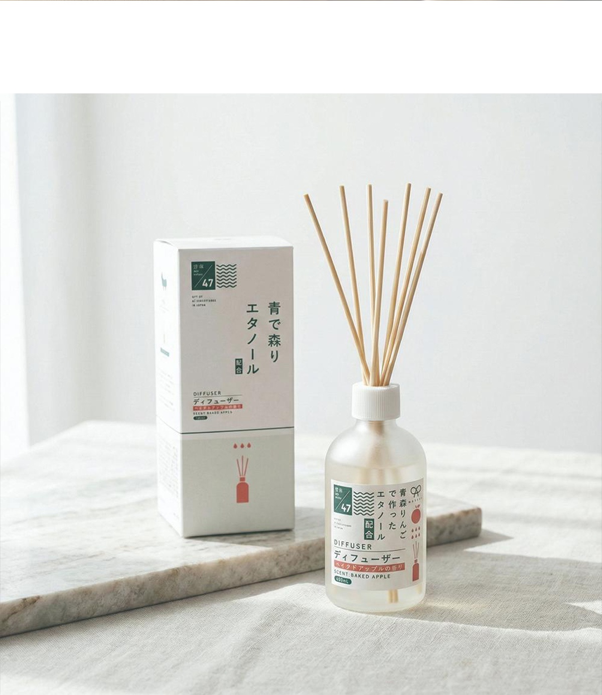 KYARA MUSUBI 青森蘋果香氛擴香瓶，附有擴香竹，瓶身標示著日文說明，為一款居家香氛產品。