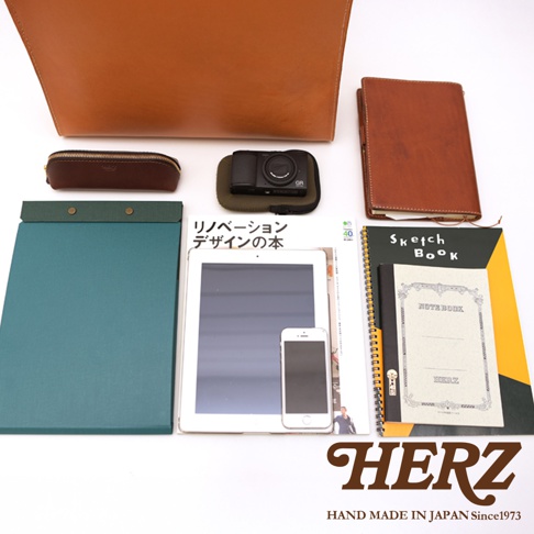 日本HERZ職人手作皮革公事包，搭配相機、平板、手機、筆記本等，展示商務與日常配件。