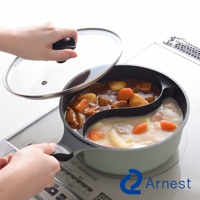 Arnest 雙鍋料理鍋，左邊是日式咖哩，右邊是白醬雞肉，都有加入胡蘿蔔和馬鈴薯，並蓋上玻璃鍋蓋。