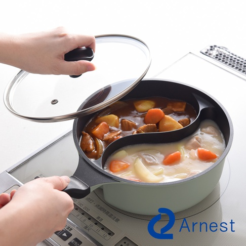 Arnest 雙鍋料理鍋，左邊是日式咖哩，右邊是白醬雞肉，都有加入胡蘿蔔和馬鈴薯，並蓋上玻璃鍋蓋。