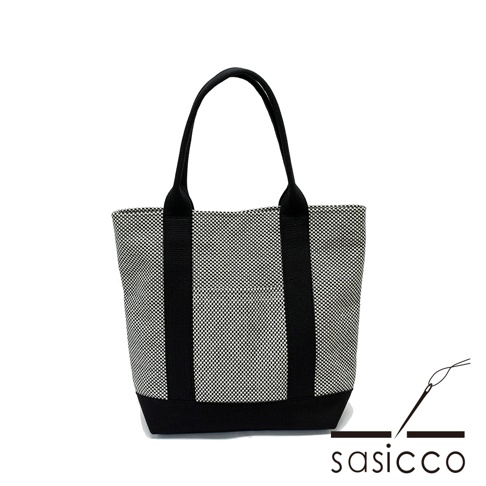 三河木綿刺子織OBI托特包，黑白格紋織紋，搭配黑色素面底部與提把，簡約設計。