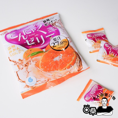 雪國蒟蒻果凍 溫州蜜柑風味，包裝上有日文「こんにゃくゼリー」及「果汁27.0%」字樣，並有切開的橘子圖案，周圍灑有果汁。
