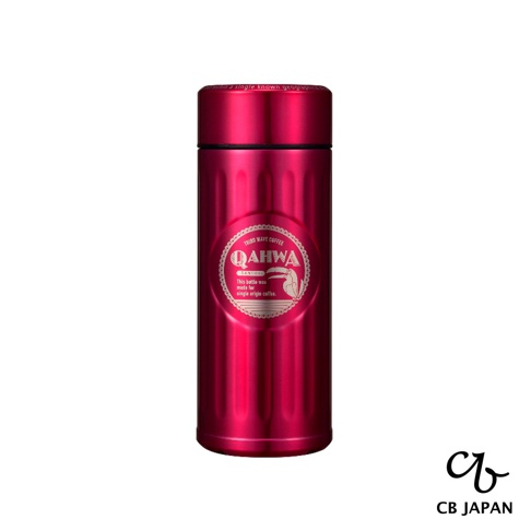 金屬材質的紅色城市咖啡保溫杯，杯身上印有 QAHWA 的圓形標誌，標誌內有熱帶鳥圖案及文字說明，杯身有垂直條紋設計。