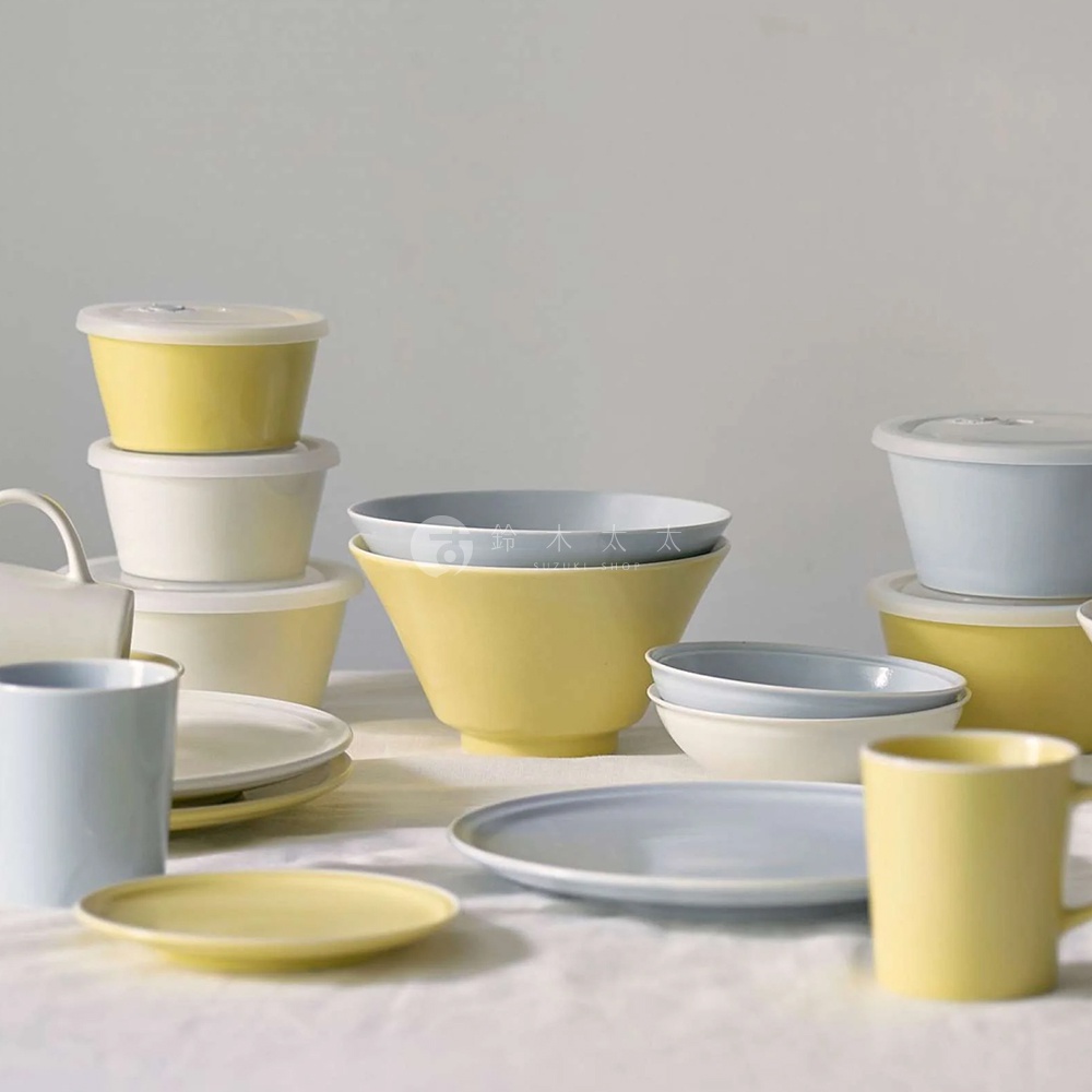 多個Ciel美濃燒附蓋保鮮碗，包含不同尺寸的黃色、白色及淺藍色陶瓷碗，皆配有白色塑膠蓋。另有同色系馬克杯與盤子。