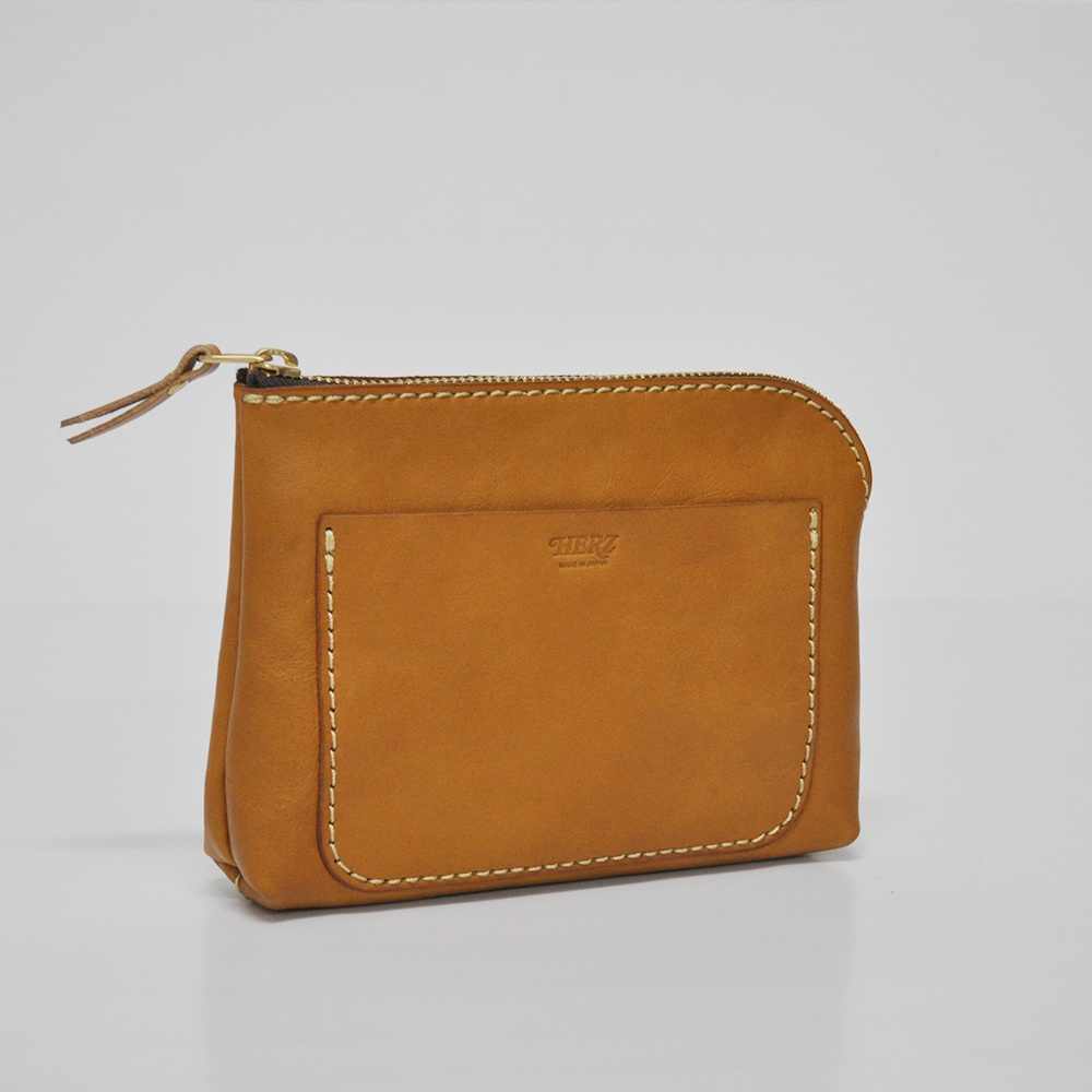 職人手作皮革小物收納包 KF-114 M，淺棕色，採用天然皮革材質，設有拉鍊開合及正面貼袋，縫線明顯。