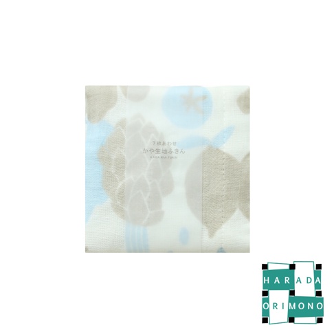 七層紗疊織家事萬用擦拭巾，白色底布，印有淺藍色和米棕色花葉圖案，材質輕薄透氣。