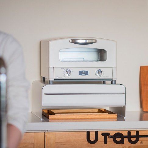 UtaU 抽屜式多功能萬用收納整理櫃-低矮，搭配 Aladdin 復古綠色小烤箱，擺放在木紋檯面上。