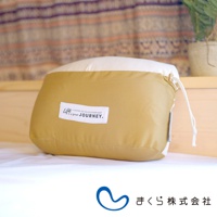 JOURNEY 旅行便攜枕，米白色與卡其色布料拼接，表面有印有「Life is a great JOURNEY.」的白色標籤，枕頭一側有白色束繩。