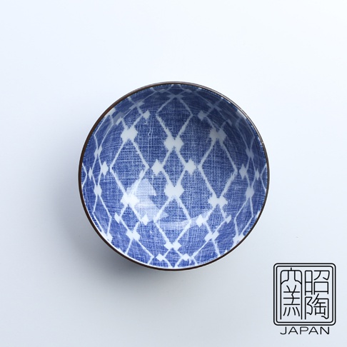 藍染菱紋飯碗，內外皆飾有藍白相間的菱形網紋，碗緣為深棕色，陶瓷材質。