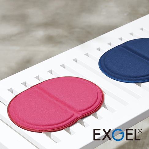 兩個MINI PUNI Plus坐墊，一個為桃紅色，另一個為海軍藍，皆為橢圓形，表面有兩條縫線分隔，材質看起來為布面。