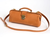 職人手作皮革橫長形單肩包，經典復古的醫藥包造型，採用柔軟的棕褐色皮革製成，搭配古銅色旋轉鎖扣和可調式皮革長背帶。