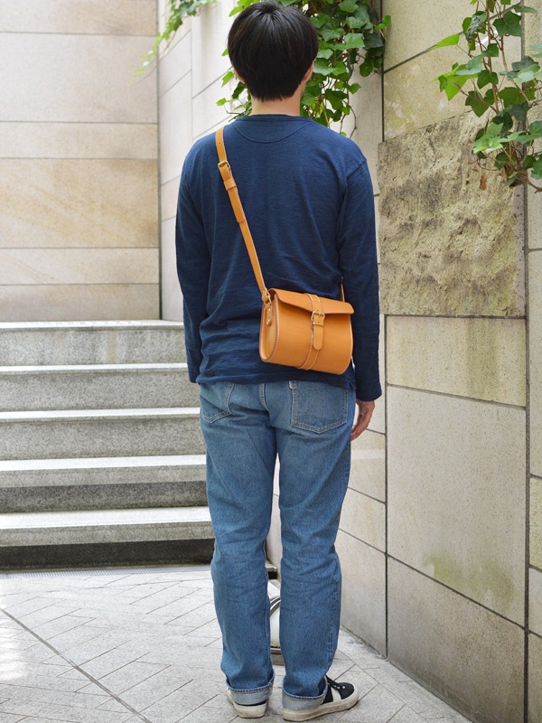 職人手作皮革皮扣單肩包，淺棕色，皮革材質，附有可調節背帶及皮扣開合。