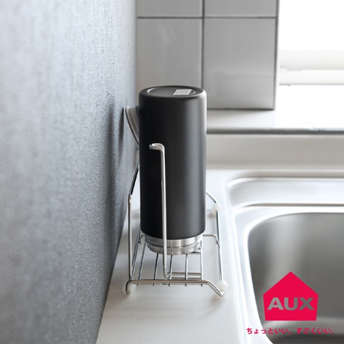 不鏽鋼製的瀝水架，架上擺放一個黑色圓柱形保溫瓶，瓶身底部為銀色不鏽鋼材質，整體造型簡潔，適合放置於廚房水槽旁。