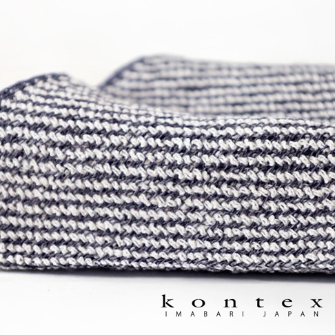 深藍色與白色交織的波浪紋理方巾，採用柔軟親膚的材質，帶有立體鬆餅格紋織法。