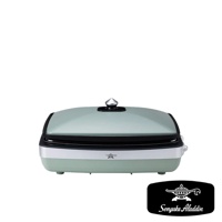 淺綠色烤盤，帶有銀色把手和黑色邊緣，置於白色背景上。烤盤上方有一個銀色圓形旋鈕。底部有產品品牌標誌。