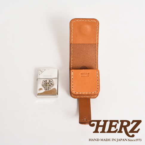 職人手作皮革原子釦型腰間小物收納包，淺棕色皮革製成，附有原子釦設計，可收納打火機等小物，並附有品牌標誌。