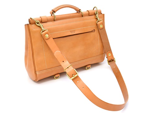 職人手作皮革屋瓦風兩用側背包，淺褐色牛皮材質，帶有黃銅金屬扣環和可調節皮革背帶，包身縫線清晰，風格簡約。