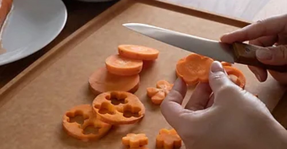 morinoki / Petit knife 水果刀，銀色刀刃，木質手柄，正在切割胡蘿蔔，將其切成花朵和圓形。