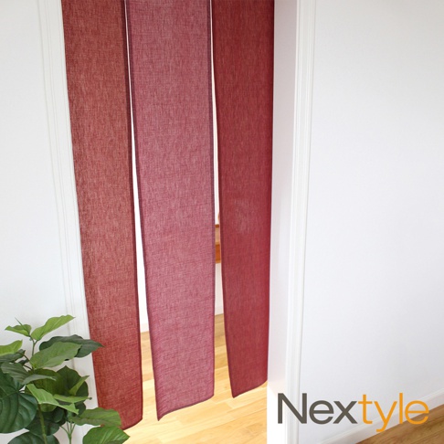 岡山暖意三開門簾，三片式，酒紅色，織紋布料，垂掛於白色門框，搭配綠色盆栽與木質地板。