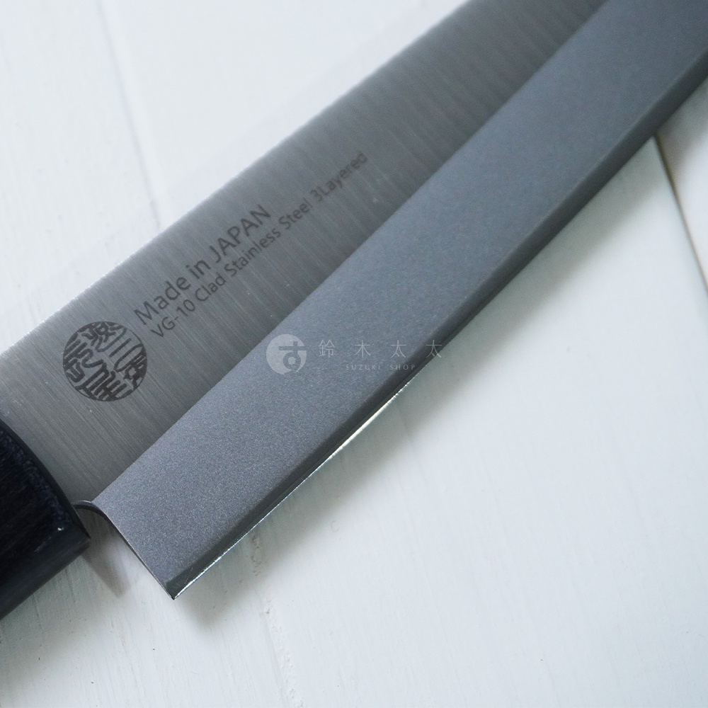 燕三條 VG-10 不鏽鋼水果刀，刀刃特寫，顯示「Made in JAPAN VG-10 Clad Stainless Steel 3Layered」字樣及品牌標誌，刀身為銀色金屬材質，刀柄為黑色。
