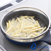 一個銀色不鏽鋼手持料理濾網，裡面裝滿正在油炸的薯條，薯條金黃酥脆，油鍋冒著泡泡，濾網放在一個藍色鍋子裡，鍋子放在爐台上。