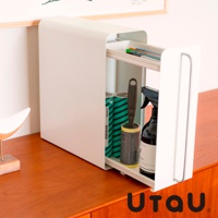 白色抽屜式萬用收納整理櫃，櫃體為金屬材質，抽屜內有綠色條紋的滾筒式黏毛器、噴霧瓶及多支筆。