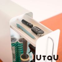 白色直立式收納櫃，櫃面上擺放一支藍色筆、一個黑色印章及一把汽車鑰匙。櫃子下方可見綠色滾輪黏毛器。