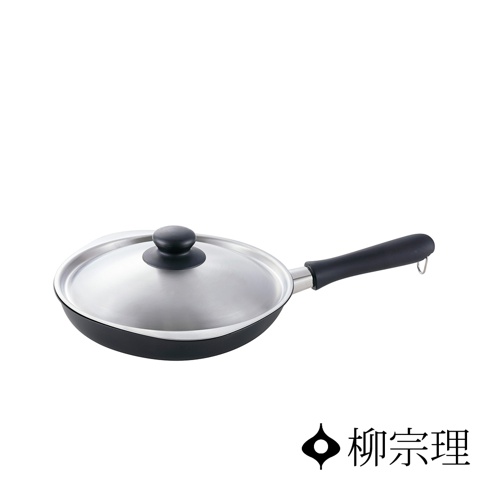 這是一款柳宗理品牌的岩紋單手鐵鍋，採用深色鐵製鍋身搭配銀色金屬鍋蓋，鍋蓋上有圓形黑色把手，鐵鍋側邊則接有黑色圓柱狀手柄，底部掛有金屬環，整體設計簡約實用，右下方印有柳宗理的品牌標誌。