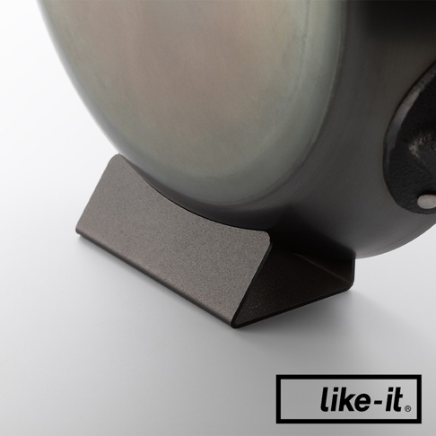 直火專用萬能調理鐵鍋 26cm，鍋身為深灰色金屬材質，底部設有黑色金屬底座，整體呈現簡潔設計。